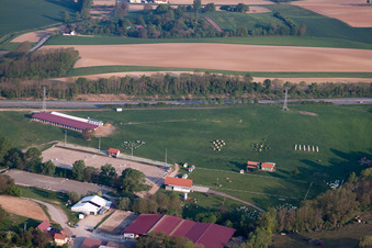 Vue aérienne de Haras à Neewiller-près-Lauterbourg dans le département Bas Rhin, France