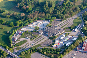 Vue aérienne de Aires de stationnement pour camions et stockage en plein air à l'ancien poste frontière de Lauterbourg, aujourd'hui commissariat de police fédérale de Bienwald à Scheibenhard dans le département Bas Rhin, France