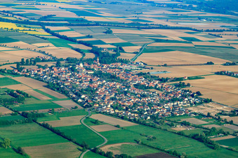 Vue oblique de Vue du village depuis le sud-est à Minfeld dans le département Rhénanie-Palatinat, Allemagne