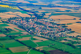 Vue du village depuis le sud-est à Minfeld dans le département Rhénanie-Palatinat, Allemagne d'en haut