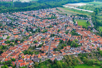 Vue de la ville depuis le sud à Jockgrim dans le département Rhénanie-Palatinat, Allemagne hors des airs