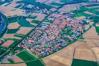 Vue aérienne de Vue du village depuis l'est à Neupotz dans le département Rhénanie-Palatinat, Allemagne