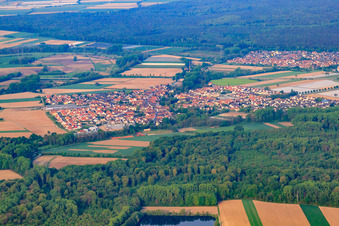Vue aérienne de Vue du village depuis l'est à Kuhardt dans le département Rhénanie-Palatinat, Allemagne