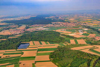 Vue aérienne de Vue du village depuis l'est à Kuhardt dans le département Rhénanie-Palatinat, Allemagne
