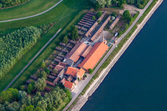 Vue aérienne de Ensemble de bâtiments du musée Ziegeleimuseum Sondernheim sur les rives du Rhin à Germersheim dans le département Rhénanie-Palatinat, Allemagne