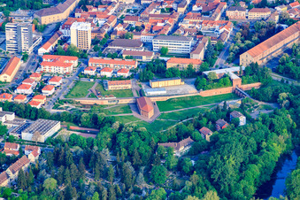 Vue aérienne de Parc municipal Fronte Lamotte avec le bâtiment de la porte de Weissenburg, le bâtiment de défense des tranchées et l'ancien hôpital militaire de Paradeplatz à Germersheim dans le département Rhénanie-Palatinat, Allemagne