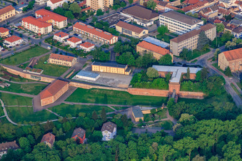 Vue aérienne de Parc municipal Fronte Lamotte avec le bâtiment de la porte de Weissenburg, le bâtiment de défense des douves à Germersheim dans le département Rhénanie-Palatinat, Allemagne