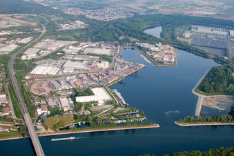 Vue aérienne de Port du Rhin et entrée du port Germersheim à Germersheim dans le département Rhénanie-Palatinat, Allemagne