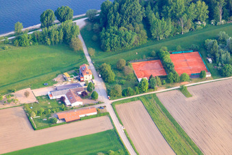 Vue aérienne de Courts de tennis au bord du Rhin au TennisClub Rheinsheim et aux clubhouses du WSC Rheintreue, Rheinsheim et du KVB Rheinsheim à le quartier Rheinsheim in Philippsburg dans le département Bade-Wurtemberg, Allemagne