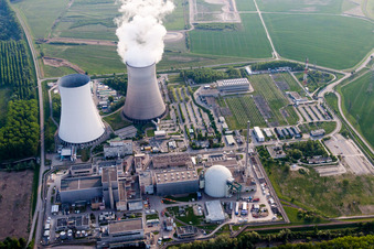 Vue oblique de Colonne de vapeur au-dessus de la tour de refroidissement de la centrale nucléaire d'EnBW Kernkraft GmbH sur la Rheinschanzinsel sur le Rhin à Philippsburg dans le département Bade-Wurtemberg, Allemagne