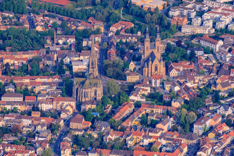 Vue aérienne de Église commémorative de la protestation et église catholique Saint-Joseph à Speyer dans le département Rhénanie-Palatinat, Allemagne