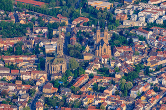 Photographie aérienne de Église commémorative de la protestation et église catholique Saint-Joseph à Speyer dans le département Rhénanie-Palatinat, Allemagne