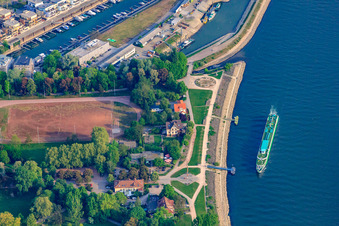 Vue aérienne de Jetée Speyer sur la promenade du Rhin avec le bateau de croisière Viking à Speyer dans le département Rhénanie-Palatinat, Allemagne