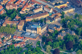Vue aérienne de Musée historique du Palatinat sur la place de la cathédrale à Speyer dans le département Rhénanie-Palatinat, Allemagne