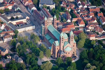 Photographie aérienne de Bâtiment de l'église de la cathédrale dans la vieille ville à Speyer dans le département Rhénanie-Palatinat, Allemagne
