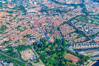 Vue aérienne de Maximilianstraße dans la vieille ville, de la cathédrale à l'Altpörtel à Speyer dans le département Rhénanie-Palatinat, Allemagne