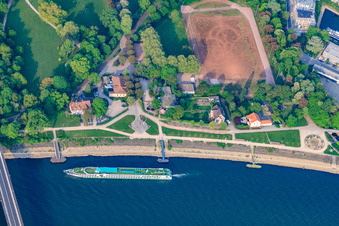 Vue aérienne de Jetée Speyer sur la promenade du Rhin avec le bateau de croisière Viking à Speyer dans le département Rhénanie-Palatinat, Allemagne