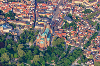 Vue aérienne de Cathédrale de Speyer et jardin de la cathédrale à Speyer dans le département Rhénanie-Palatinat, Allemagne