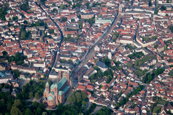 Vue oblique de Bâtiment de l'église de la cathédrale dans la vieille ville à Speyer dans le département Rhénanie-Palatinat, Allemagne