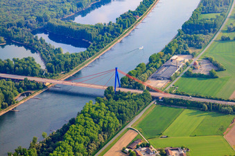 Vue aérienne de Pont autoroutier de l'A61 sur le Rhin au nord de Spire à Hockenheim dans le département Bade-Wurtemberg, Allemagne