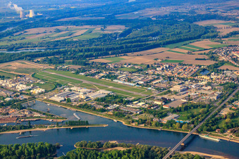 Vue aérienne de Entrée du nouveau port Speyer et du port pétrolier Speyer à l'aéroport à Speyer dans le département Rhénanie-Palatinat, Allemagne