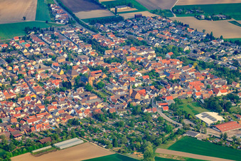 Vue aérienne de Vue du village depuis le sud-est à Otterstadt dans le département Rhénanie-Palatinat, Allemagne