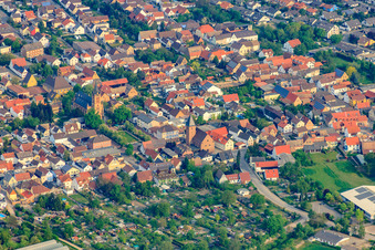 Vue aérienne de Église catholique de l'Assomption de Marie à Otterstadt dans le département Rhénanie-Palatinat, Allemagne