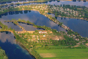 Photographie aérienne de Hôtel Darstein au bord de l'étang Adriatique et parking du lido à Altrip dans le département Rhénanie-Palatinat, Allemagne