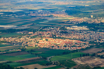 Vue aérienne de Vue de la ville depuis le sud-est à le quartier Rheingönheim in Ludwigshafen am Rhein dans le département Rhénanie-Palatinat, Allemagne
