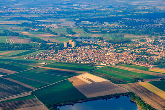 Vue aérienne de Vue de la ville depuis le nord-est à Neuhofen dans le département Rhénanie-Palatinat, Allemagne