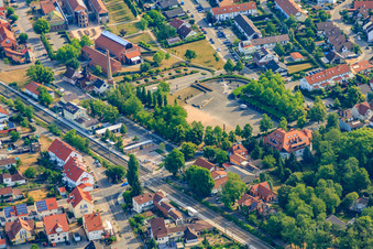 Vue aérienne de Place des Citoyens et gare à Jockgrim dans le département Rhénanie-Palatinat, Allemagne