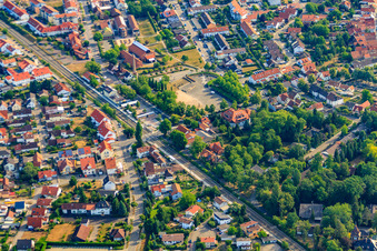 Vue aérienne de Centre communautaire, place communautaire et gare à Jockgrim dans le département Rhénanie-Palatinat, Allemagne