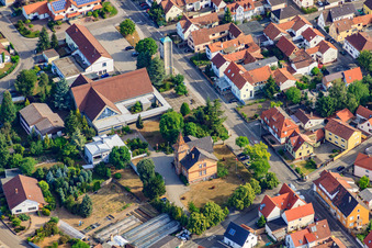 Vue aérienne de Mairie de la communauté locale et église paroissiale de Saint-Georges à Jockgrim dans le département Rhénanie-Palatinat, Allemagne