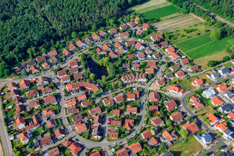 Aux carrières d'argile à Rheinzabern dans le département Rhénanie-Palatinat, Allemagne hors des airs