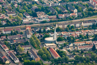 Vue aérienne de Saint-Conrad à le quartier Rheinau in Mannheim dans le département Bade-Wurtemberg, Allemagne