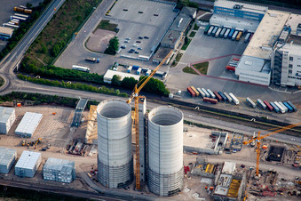 Chantier de construction de la nouvelle centrale électrique et des tours d'échappement de la centrale de cogénération GKM Block 6 dans le district de Neckarau à le quartier Rheinau in Mannheim dans le département Bade-Wurtemberg, Allemagne d'en haut
