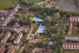 Vue aérienne de Piscine du parc à le quartier Rheinau in Mannheim dans le département Bade-Wurtemberg, Allemagne