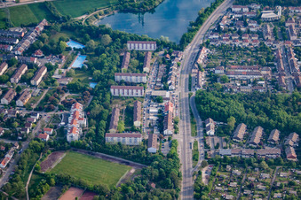 Vue aérienne de Pfingstbergweiher à le quartier Rheinau in Mannheim dans le département Bade-Wurtemberg, Allemagne