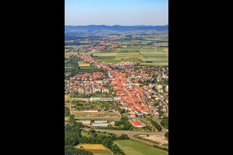 Ville vue de l'est à Kandel dans le département Rhénanie-Palatinat, Allemagne d'en haut