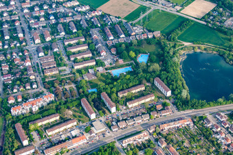 Vue aérienne de Piscine du parc à le quartier Rheinau in Mannheim dans le département Bade-Wurtemberg, Allemagne