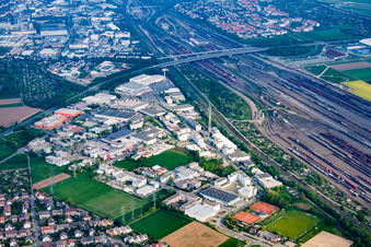 Vue aérienne de Zone industrielle de Mallaustr à le quartier Rheinau in Mannheim dans le département Bade-Wurtemberg, Allemagne