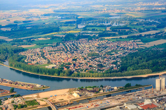 Vue aérienne de Village sur la courbe du Rhin depuis l'est à Altrip dans le département Rhénanie-Palatinat, Allemagne