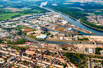 Vue aérienne de Port à le quartier Rheinau in Mannheim dans le département Bade-Wurtemberg, Allemagne