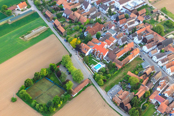 Vue oblique de Court de tennis, piscine et parking derrière le Hayna Hotel Krone à le quartier Hayna in Herxheim bei Landau dans le département Rhénanie-Palatinat, Allemagne