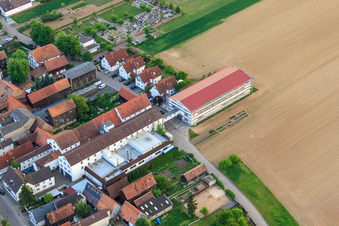 Vue aérienne de Friedhofstr à le quartier Hayna in Herxheim bei Landau dans le département Rhénanie-Palatinat, Allemagne