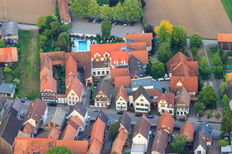 Vue aérienne de Piscine et parking au Hayna Hotel Krone à le quartier Hayna in Herxheim bei Landau dans le département Rhénanie-Palatinat, Allemagne