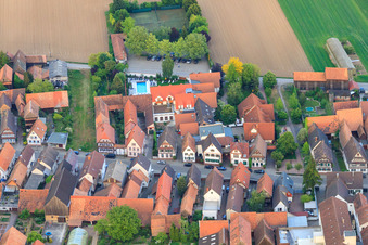 Photographie aérienne de Piscine et parking au Hayna Hotel Krone à le quartier Hayna in Herxheim bei Landau dans le département Rhénanie-Palatinat, Allemagne