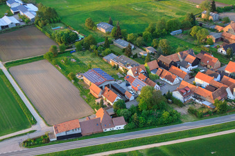 Enregistrement par drone de Stoffhalle Kissenzauber à Brehmstr à le quartier Minderslachen in Kandel dans le département Rhénanie-Palatinat, Allemagne