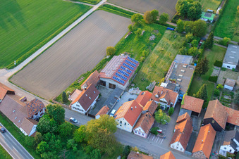Vue aérienne de Stoffhalle Kissenzauber à Brehmstr à le quartier Minderslachen in Kandel dans le département Rhénanie-Palatinat, Allemagne