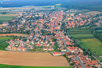 La Saarstrasse vue de l'ouest à Kandel dans le département Rhénanie-Palatinat, Allemagne vue d'en haut